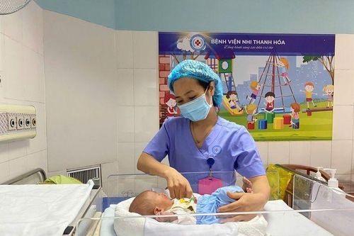 Bé trai 2 ngày tuổi hoại tử ruột do mắc chứng xoắn trung tràng