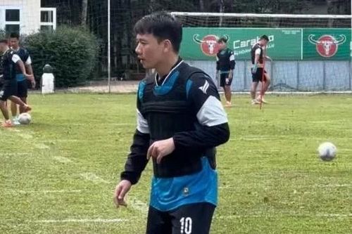 Trang phục tập luyện lạ mắt của cầu thủ Hoàng Anh Gia Lai