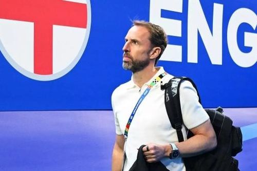 HLV đầu tiên phủ nhận tin đồn thay Erik ten Hag