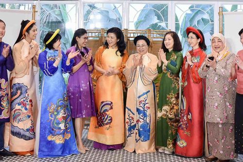 Cuộc gặp thân tình giữa Phu nhân Tổng Bí thư, Chủ tịch nước với các 'chị em' ASEAN