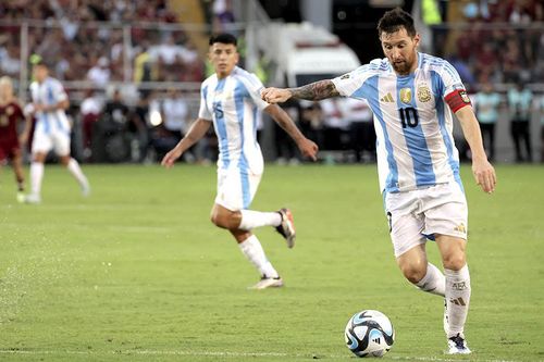 Messi im tiếng, Argentina mất điểm trong trận 'thủy chiến'