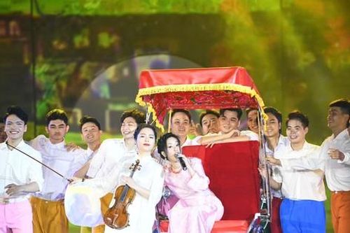 Toàn cảnh 'Hà Nội - Bản hùng ca phố' tái hiện mùa thu náo nức tiếp quản Thủ đô