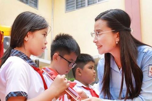 Hình ảnh đẹp của thủ lĩnh Đoàn bên đàn em nhỏ