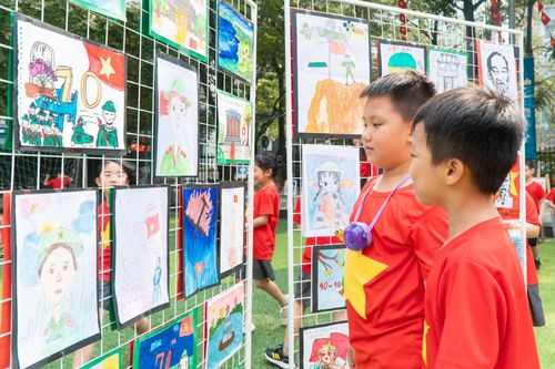 Sôi nổi triển lãm tranh Kỷ niệm 70 năm Giải phóng Thủ đô của các 'họa sĩ' nhí