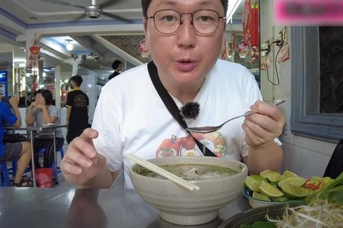 Khách Nhật thử phở bò ở quán 54 năm, khen 'ngon nhất TPHCM'