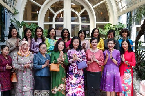 Phu nhân Ngô Phương Ly và các nữ Đại sứ ASEAN xem trình diễn áo dài, thưởng thức 'cơm mẹ nấu'