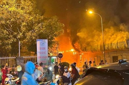 Khống chế đám cháy lớn tại kho chứa đồ ở Bệnh viện Đa khoa Đức Giang