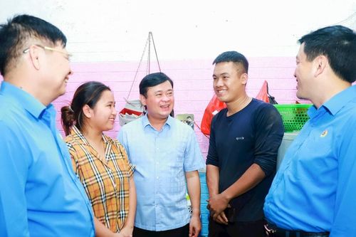 Bí thư Tỉnh ủy Nghệ An Thái Thanh Quý thăm xóm trọ công nhân