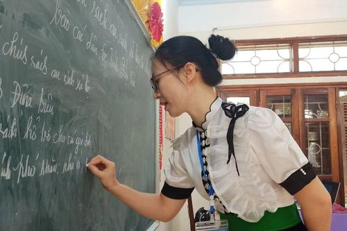 Đề xuất miễn học phí cho con nhà giáo: Bộ GD-ĐT đang tổng hợp, rà soát ý kiến