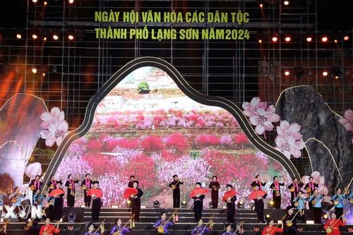 Độc đáo Ngày hội Văn hóa các dân tộc 'thành phố Hoa Đào'