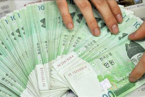 Ngân hàng trung ương Hàn Quốc lần đầu tiên hạ lãi suất trong hơn 4 năm
