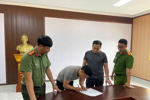 Tài khoản bất ngờ có 1,2 tỷ đồng, người đàn ông vội báo công an