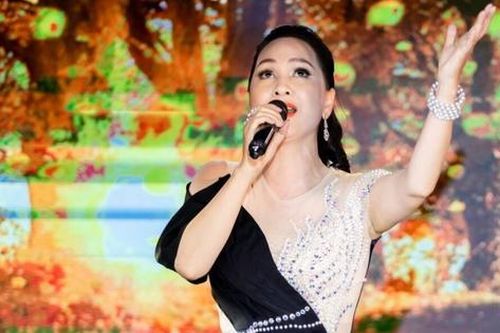 Nữ NSƯT mang hàm Thượng tá hát được 10 thứ tiếng, 6 tuổi biết đổ vọng cổ khiến khán giả mê mẩn