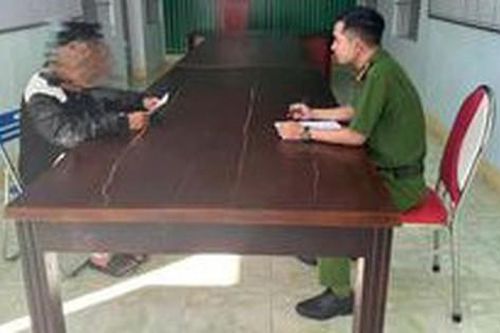 Nghi ngờ thiếu niên trộm đồ, chủ quán và nhân viên mang dao đi xử lý