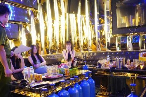 Phát hiện 58 tiếp viên nữ ăn mặc hở hang phục vụ tại quán karaoke - massage G7