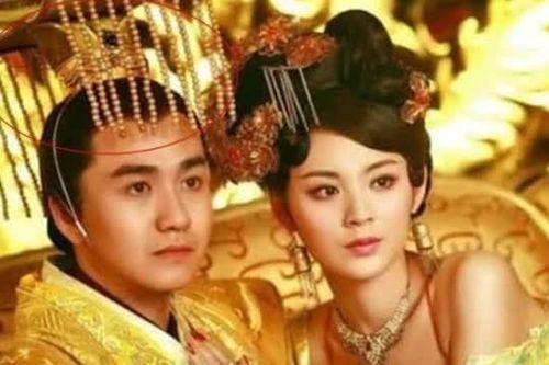 Tại sao hoàng đế lại có màn che trên mũ? Bí mật là gì?