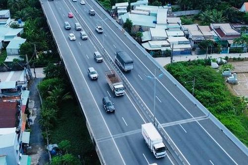 Tài xế mong mở rộng cao tốc về miền Tây để hết kẹt xe