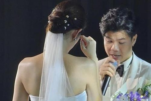 Nam ca sĩ Vbiz đón con đầu lòng sau 4 tháng đám cưới