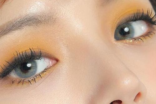 Mối nguy hại tiềm ẩn của 'mốt' đeo lens, nên sử dụng thế nào để giảm rủi ro?