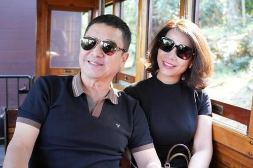 NSƯT Chí Trung lương 10,2 triệu, nay khoe đi du lịch châu Âu với bạn gái Á hậu kém 17 tuổi