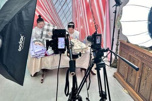 Người đẹp từng thi Hoa hậu Hoàn vũ Việt Nam bất ngờ đi livestream ở Trung Quốc