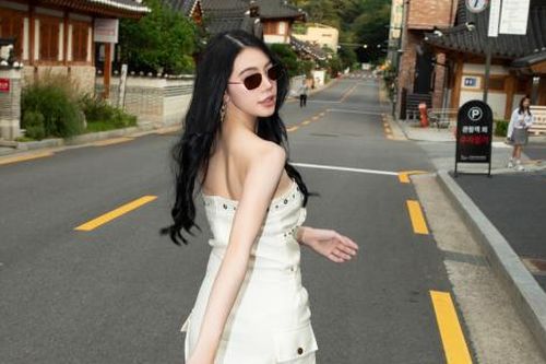 'Rich kid làng nhan sắc' tái xuất, gây ấn tượng với phong cách Phối đồ cực trend