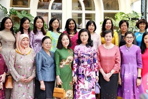 Phu nhân Tổng Bí thư, Chủ tịch nước giới thiệu văn hóa ẩm thực và áo dài đến Nhóm Phụ nữ Cộng đồng ASEAN