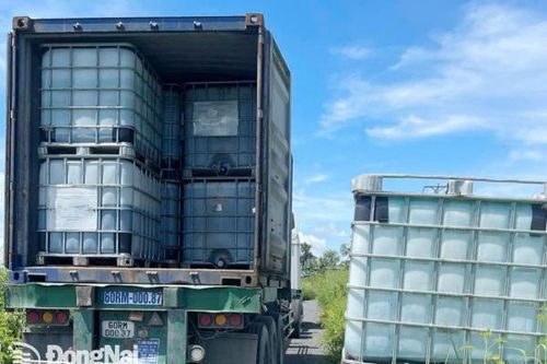 Phát hiện 2 xe container chở chất thải lỏng đổ ra môi trường tại Xuân Lộc