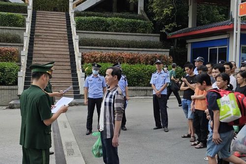 Công an Lạng Sơn tiếp nhận 72 công dân xuất cảnh trái phép do Trung Quốc trao trả