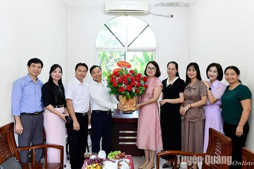 Báo Tuyên Quang chúc mừng Hiệp hội Doanh nghiệp tỉnh nhân ngày Doanh nhân Việt Nam 13-10