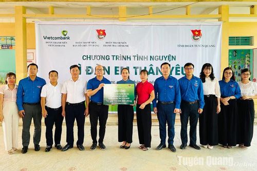 Các đơn vị tài trợ trao tặng tiền, trang thiết bị trị giá gần 140 triệu đồng cho điểm trường An Lạc