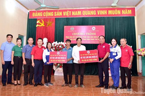 Các đơn vị phối hợp trao nguồn hỗ trợ khắc phục hậu quả bão số 3 tại xã Trường Sinh