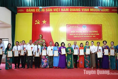 Biểu dương 80 người cao tuổi tiêu biểu tham gia xây dựng hệ thống chính trị cơ sở