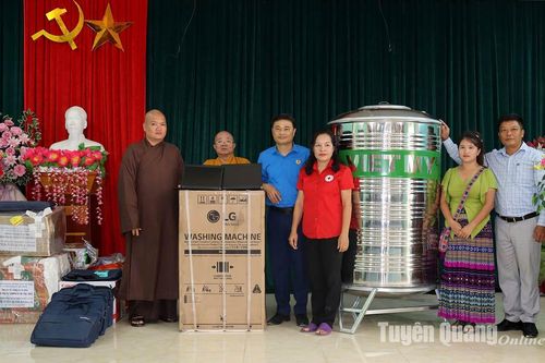 Ban trị sự Giáo hội Phật giáo Việt Nam thành phố Thủ Đức trao tặng 700 triệu đồng cho nhân dân và học sinh huyện Yên Sơn