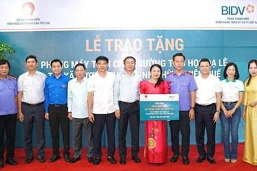 Hỗ trợ phòng máy vi tính trị giá 500 triệu đồng cho Trường tiểu học Dạ Lê