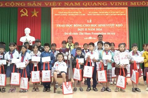 Gần 100 học sinh vượt khó ở huyện Phú Lộc được trao học bổng