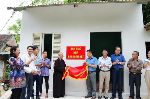 Các hoạt động bàn giao nhà tình thương, xây cầu nông thôn và trao quà vùng bão lũ