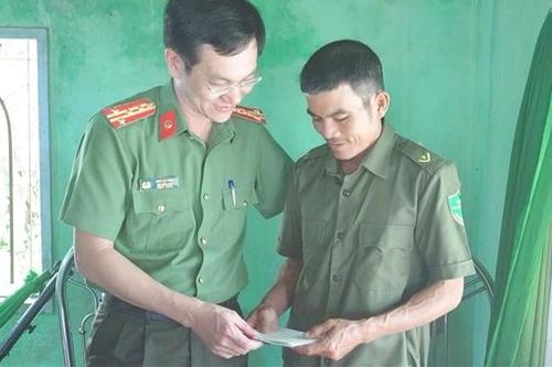 Công an tỉnh Bình Định thăm hỏi cán bộ bị thương khi làm nhiệm vụ