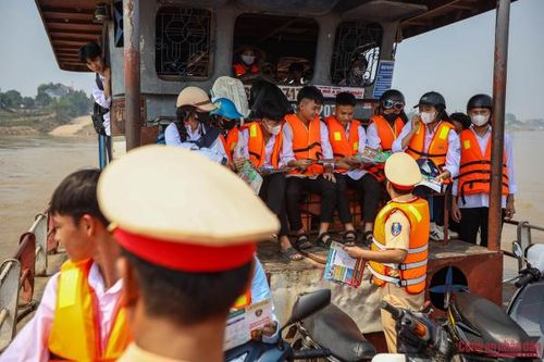 CSGT Hà Nội xuống phà nhắc nhở học sinh đảm bảo an toàn đường thủy