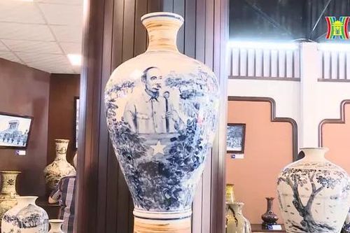 Khắc họa hình ảnh Bác Hồ trên gốm sứ