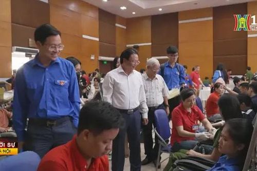 Gần 500 thanh niên đăng kí tham gia hiến máu tình nguyện