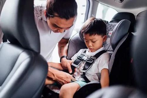 Phải có thiết bị an toàn khi chở trẻ trên ô tô
