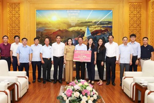 Phó Chủ tịch Quốc hội Nguyễn Thị Thanh trao tặng 2,2 tỷ đồng xây dựng Trung tâm chạy thận nhân tạo tại Lào Cai