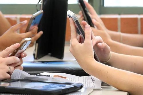 Hà Nội: Siết chặt quản lý điện thoại trong trường học