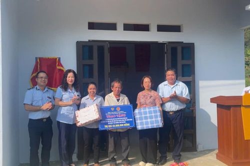 Trao kinh phí hỗ trợ xóa nhà tạm, nhà dột nát cho gia đình khó khăn xã Ngọc Đào (Hà Quảng)