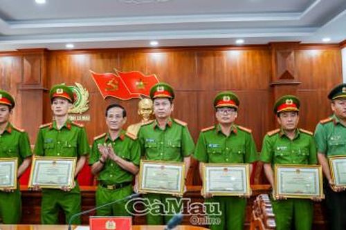 Khen thưởng cho tập thể cá nhân có thành tích trong công tác đấu tranh phòng chống tội phạm