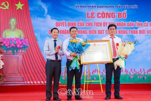 Lễ công nhận xã Phong Điền, huyện Trần Văn Thời đạt chuẩn nông thôn mới