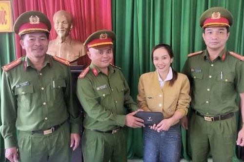 Đại úy Công an nhặt được tài sản liền tìm người đánh rơi trả lại
