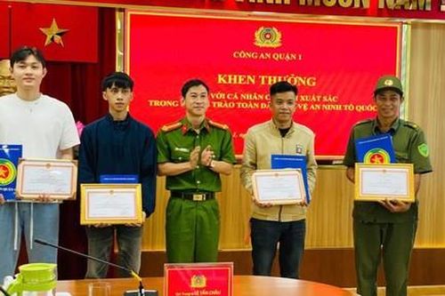 Trao giấy khen của Giám đốc Công an TPHCM cho 4 quần chúng có thành tích xuất sắc
