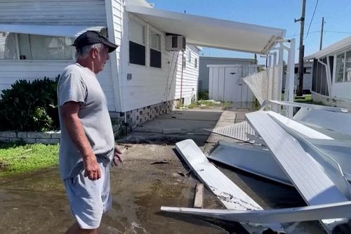 Siêu bão Milton đập nát ô tô, vặn đổ cây xanh, bốc bay mái sân vận động Florida